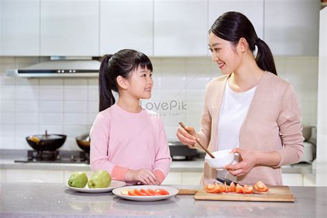 Nanay, Sinubuan ng Pagkain ang Anak na Adik sa .
